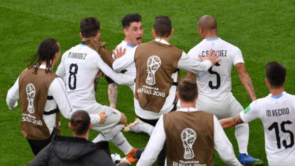 Uruguai foi o primeiro campeão a entrar em campo. Venceu o Egito com gol no fim e está em segundo lugar no Grupo A
