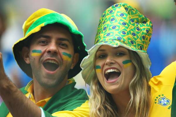 Torcedores brasileiros animados antes do jogo do Brasil