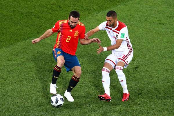 Carvajal e Ziyach disputam a bola
