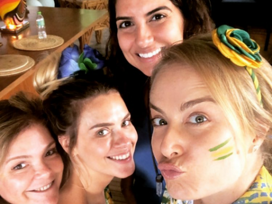 Carolina Dieckmann, com look junino, assistiu jogo do Brasil na casa de Angélica, nesta quarta-feira, 27 de junho de 2018