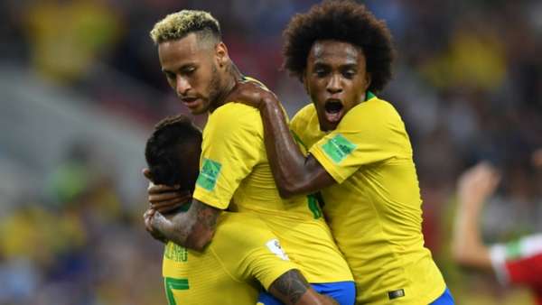 Neymar, Willian e Paulinho na comemoração do primeiro gol do Brasil