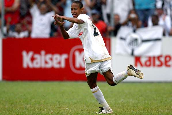 Quando começou, lá no fim de 2008, início de 2009, os fios de Neymar eram tão tímidos quanto o jogador que era promovido a profissional do Santos. O namorado de Bruna Marquezine tinha um visual que não chamava tanta a atenção. Não se pode dizer o mesmo dos seus passes, Neymar era visto como a grande joia das categorias de base do time praiano.
