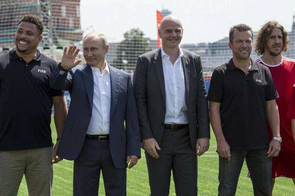 Putin e Infantino dão ponta-pé inicial em jogo com astros