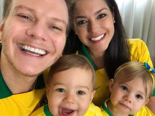 Michel Teló e Thais Fersoza mostraram os filhos, Melinda e Teodoro, com camisas da Seleção para assistir ao jogo entre Brasil e México, nesta segunda-feira, 2 de julho de 2018