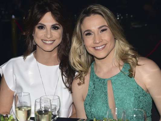 Fernanda Gentil 'puxa orelha' da namorada por post da concorrência nesta segunda-feira, dia 02 de julho de 2018