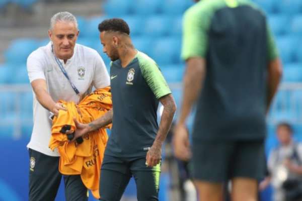   It's up to you! Neymar gets a Tite jacket at workout in Samara: chance to shine 