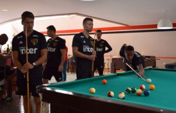 Jogadores aproveitam o tempo livre para interação entre o elenco