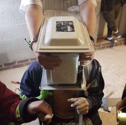 Cimentar cabeça no micro-ondas - Um jovem de 22 anos achou que seria uma ótima ideia 'cimentar' sua cabeça dentro de um micro-ondas com pasta de poliéster. Cinco bombeiros precisaram gastar cerca de uma hora de trabalho para salvá-lo. O motivo para ele ter feito isso? Um vídeo no YouTube, é claro! Leia mais aqui.