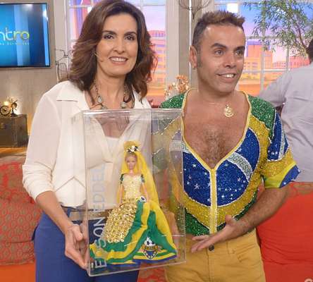 As noivas coloridas de Edson Eddel foram elogiadas por Fátima Bernardes na TV
