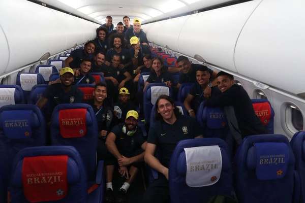 Voo da vitória - 28 de junho: Jogadores da seleção viajam de Moscou para Sochi depois da vitória diante da Sérvia e passam o dia de folga antes do início das oitavas de final