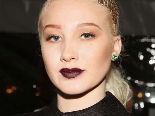 Os grampinhos estão com tudo! A moda agora é deixar o acessório à mostra no cabelo!