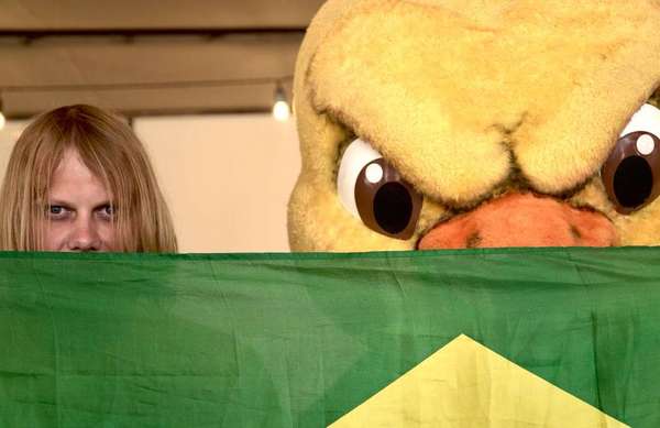 Reforço na torcida - 6 de julho: Além do Canarinho, Brasil convida o torcedor russo que virou meme pelo olhar sinistro para o jogo com a Bélgica