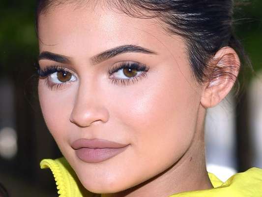 Kylie Jenner parou de fazer preenchimento labial e exibiu o resultado em seu Instagram. Veja abaixo!