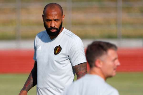   French Thierry Henry is currently badistant of the Belgium. Kevin De Bruyne "released" Henry to sing the hymn of France in duel 