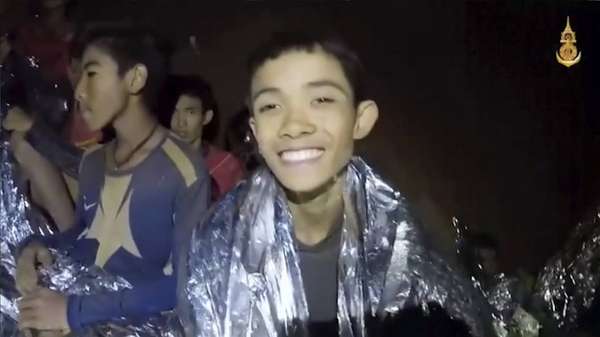 Grupo é encontrado vivo após 10 dias isolado em caverna na Tailândia - Em um vídeo gravado na terça-feira, 11 meninos fazem uma saudação, dizem seu nome e ressaltam que estão “bem de saúde"