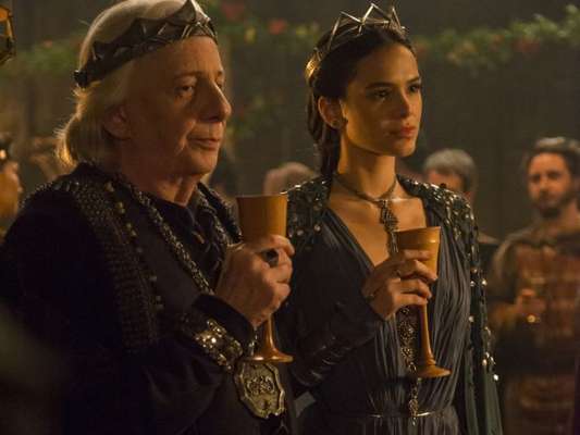 Na novela 'Deus Salve o Rei', Augusto (Marco Nanini) revalará para Catarina (Bruna Marquezine) que ela não é a sua filha: 'Me perdoe por ter lhe escondido isso por toda a sua vida, mas... Você não é minha filha legítima' no capítulo que vai ao ar dia 20 de julho de 2018