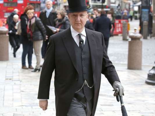 O chapeleiro Stephen Jones é um dos favoritos da família real britânica