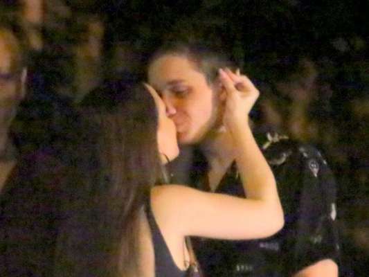 Larissa Manoela trocou beijos com namorado, Leo Cidade, após festa do cantor Nego do Borel na madrugada desta terça-feira, 10 de julho de 2018