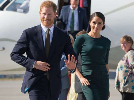 Meghan Markle faz homenagem a Irlanda com look ao desembarcar em país nesta terça-feira, dia 10 de julho de 2018