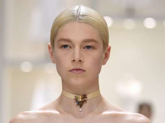 As tendências de cabelos saídas da Semana de Alta-Costura são bem diversas. No desfile da Dior, rabo baixo colado na cabeça