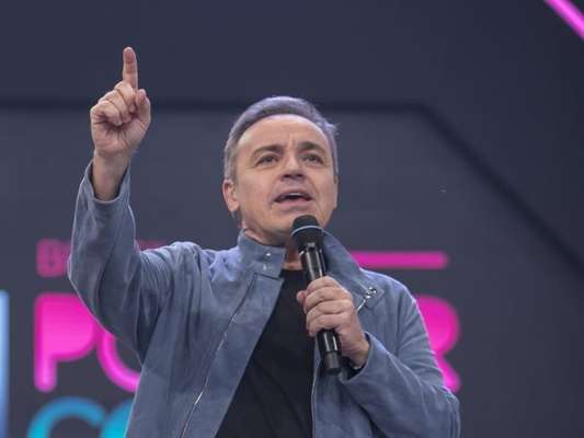 Gugu Liberato recebeu os filhos, João Augusto, de 16 anos, e as gêmeas, Sofia e Marina, de 14, nos bastidores do 'Canta Comigo'