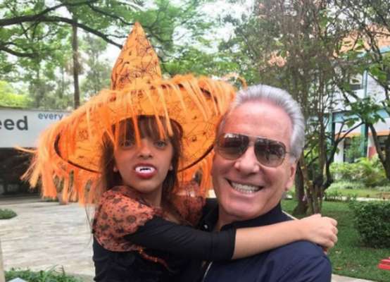 Roberto Justus - Em 2009, ano de nascimento de sua filha Rafaella, fruto do relacionamento com sua ex, Ticiane Pinheiro, o apresentador tinha 54 anos de idade. Relembre outros nomes conhecidos que se tornaram pais já em uma idade avançada!