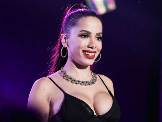 Anitta está no México gravando como técnica do 'The Voice'