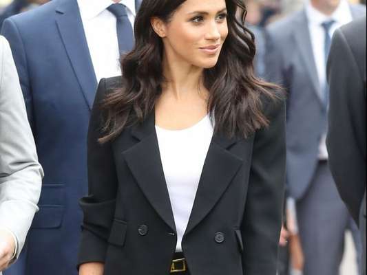 Meghan Markle escolhe terninho de alfaiataria para evento na Irlanda
