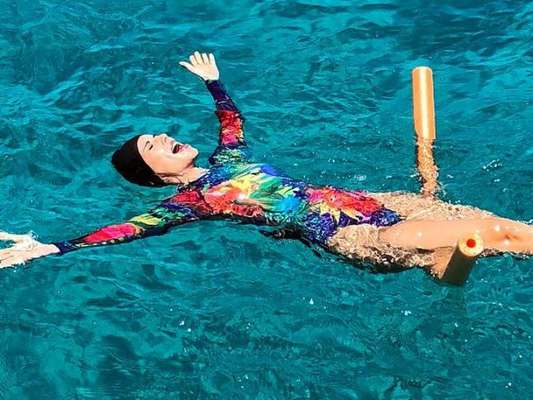 Em viagem, Ana Furtado contou como se protege do sol durante tratamento contra câncer
