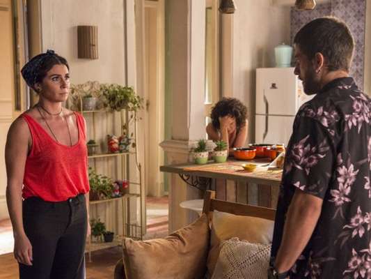 Ícaro (Chay Suede) se une à mãe, Luzia (Giovanna Antonelli), para encontrar o paradeiro da irmã, Manuela (Luisa Arraes) na novela 'Segundo Sol'