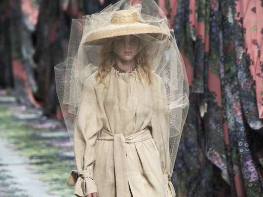 Semana de Moda de Madri termina nesta quarta-feira (11 de julho de 2018) e traz o cáqui como tendência, na passarela da Alianto
