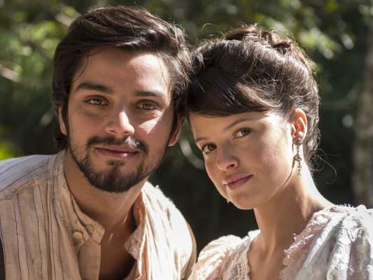 Ema (Agatha Moreira) se emociona ao ser pedida em casamento por Ernesto (Rodrigo Simas) nos próximos capítulos da novela 'Orgulho e Paixão'