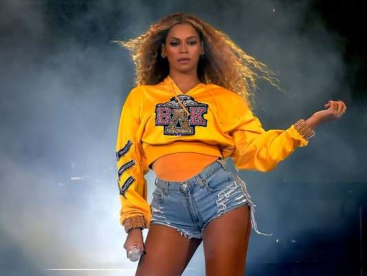 Beyoncé anuncia para 13 de julho de 2018 a venda dos moletons criados em parceria com a Balmain