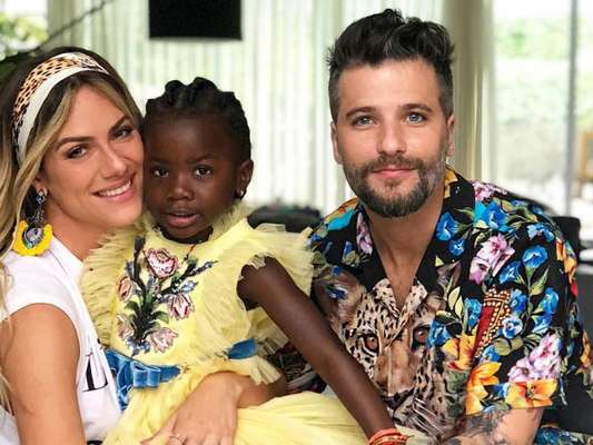 Filha de Giovanna Ewbank e Bruno Gagliasso usou um look amarelo da grife Gucci em festa de aniversário