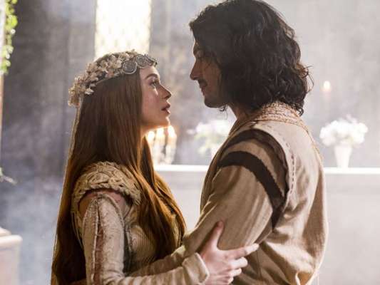 Amália (Marina Ruy Barbosa) e Rolfofo (Romulo Estrela) terão casamento na última cena da novela 'Deus Salve o Rei', no dia 30 de julho de 2018