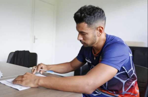 Andrés Rios no momento da assinatura do contrato com o Vasco. Veja a seguir a galeria especial do LANCE! com ele