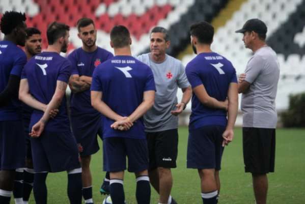 Jorginho em conversa com o elenco do Vasco. Confira a seguir outras imagens na galeria especial do LANCE!