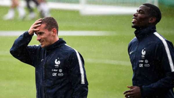 Griezmann com Pogba em treino