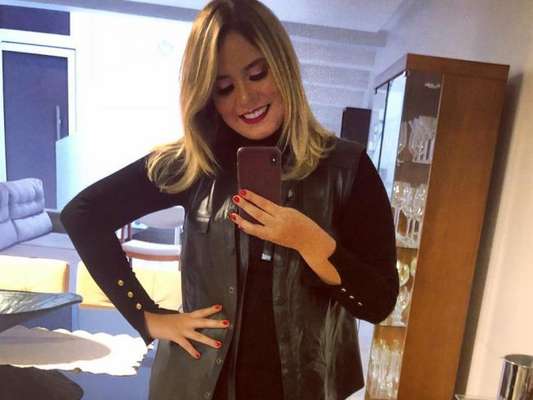 Marília Mendonça surge mais magra em foto e seguidores acusam cantora de alterar imagem, em 14 de julho de 2018