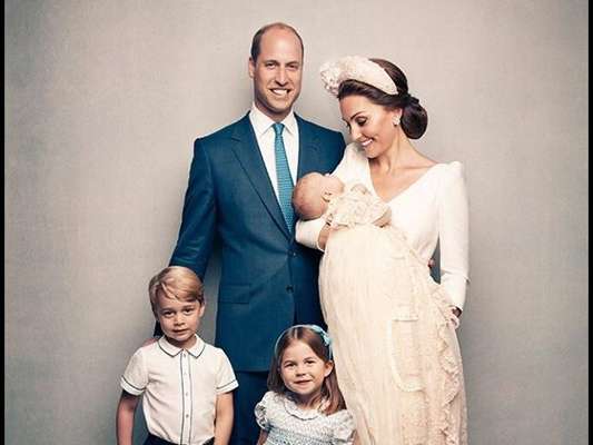 Kate Middleton surge ao lado de príncipe William e dos três filhos em fotos oficiais do batizado de Louis, em 15 de julho de 2018