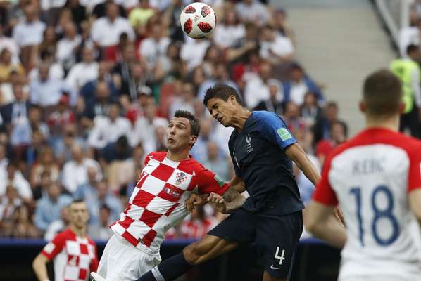 Mandzukic disputa bola com Varane na final da Copa do Mundo