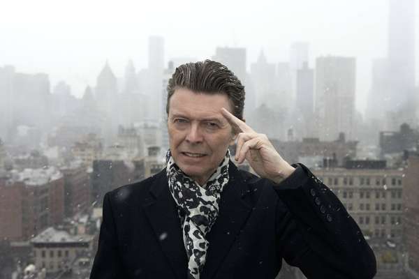 David Bowie - Nascido em 8 de janeiro de 1947, Davidi Bowie morreu em 10 de fevereiro e 2016, aos 69 anos. Relembre 15 fatos sobre o camaleão do rock, que se tornou uma lenda musical durante a década de 1970 ao usar figurinos andróginos para apresentar os hits de rock Ziggy Stardust and Space Oddity.