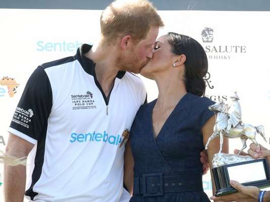 Príncipe Harry e Meghan Markle quebraram protocolo ao trocarem beijos após assistirem ao jogo beneficente da Copa Sentebale ISPS Handa Polo, em Windsor, na Inglaterra, nesta quinta-feira, 26 de julho de 2018