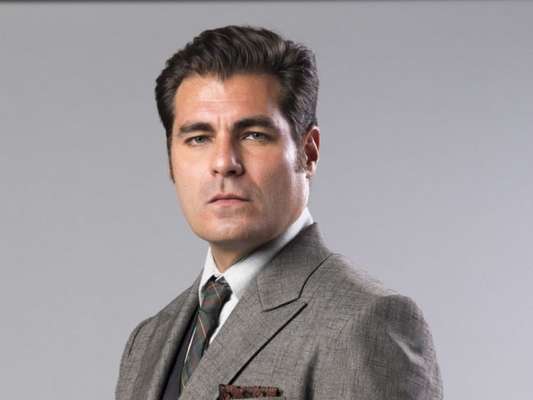 Xavier (Ricardo Tozzi) tenta matar Vicente (Giordano Becheleni), mas Darcy (Thiago Lacerda) impede, no capítulo de sexta-feira, 10 de agosto de 2018, da novela 'Orgulho e Paixão'