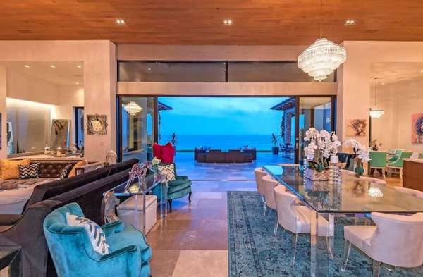 Veja as casas que personalidades escolheram no Airbnb - Os custos com hospedagem costumam ter grande peso no orçamento da viagem. Mas personalidades como Lady Gaga, Kendrick Lamar e Britney Spears podem se preocupar mais com o conforto do local do quem com o preço. Prova disso é que eles já pagaram entre R$ 5 mil e R$ 35 mil por dia para se hospedar em mansões. O Airbnb separou alguns dos locais escolhidos por personalidades no site. Veja a seguir.