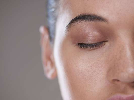 A make nada é uma das tendências mais fortes no mundo da beleza para o ano e os cosméticos escolhidos interferem no efeito desejado