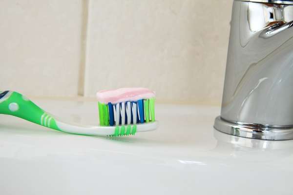 Enxaguante finaliza o processo de higienização: VERDADE! Após a escovação e o uso do fio dental, o produto encerra o processo de limpeza dos dentes. Mas não esqueça que a limpeza perfeita é só com a junção das três coisas.