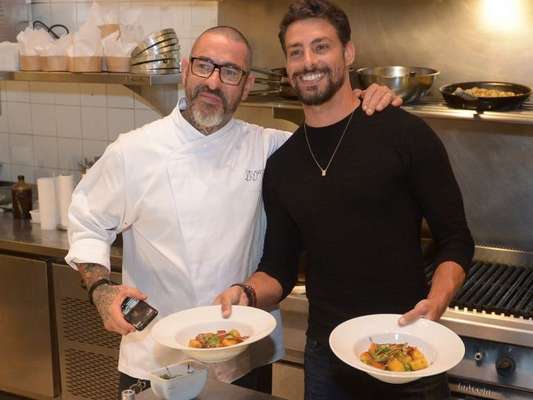 Cauã Reymond e Henrique Fogaça cozinharam juntos em um evento da grife Vivara, em São Paulo, nesta quarta-feira, 8 de agosto de 2018