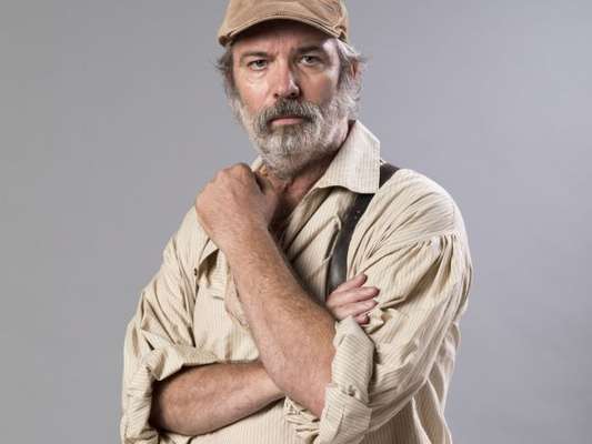Gaetano (Jairo Mattos) expulsa o filho caçula, Luccino (Juliano Laham), de casa ao flagrar o mecânico quase beijando Otávio (Pedro Henrique Müller), nos próximos capítulos da novela 'Orgulho e Paixão'