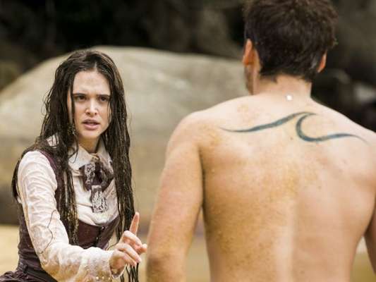 Samuca (Nicolas Prattes) leva bofetada de Marocas (Juliana Paiva) ao roubar um beijo da garota, nos próximos capítulos da novela 'O Tempo Não Para': 'Aproveitador'